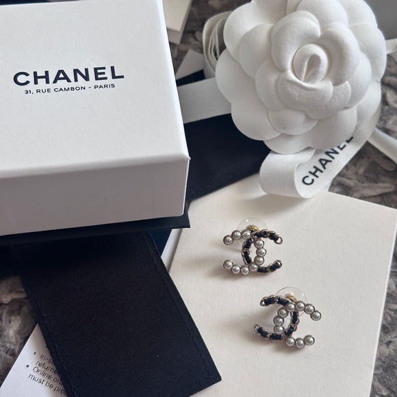 BNWT CHANEL Pearl-Accented Interlocking Logo Earrings - Black & Gold - Picture 16 of 16